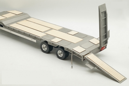 Preview: FM 3-Achs-Tiefladeanhänger mit abgesetztem Plateau 1:14
